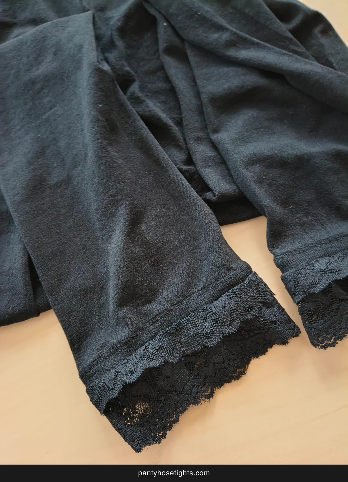 Black Lace-Trim Capri Leggings photo 2