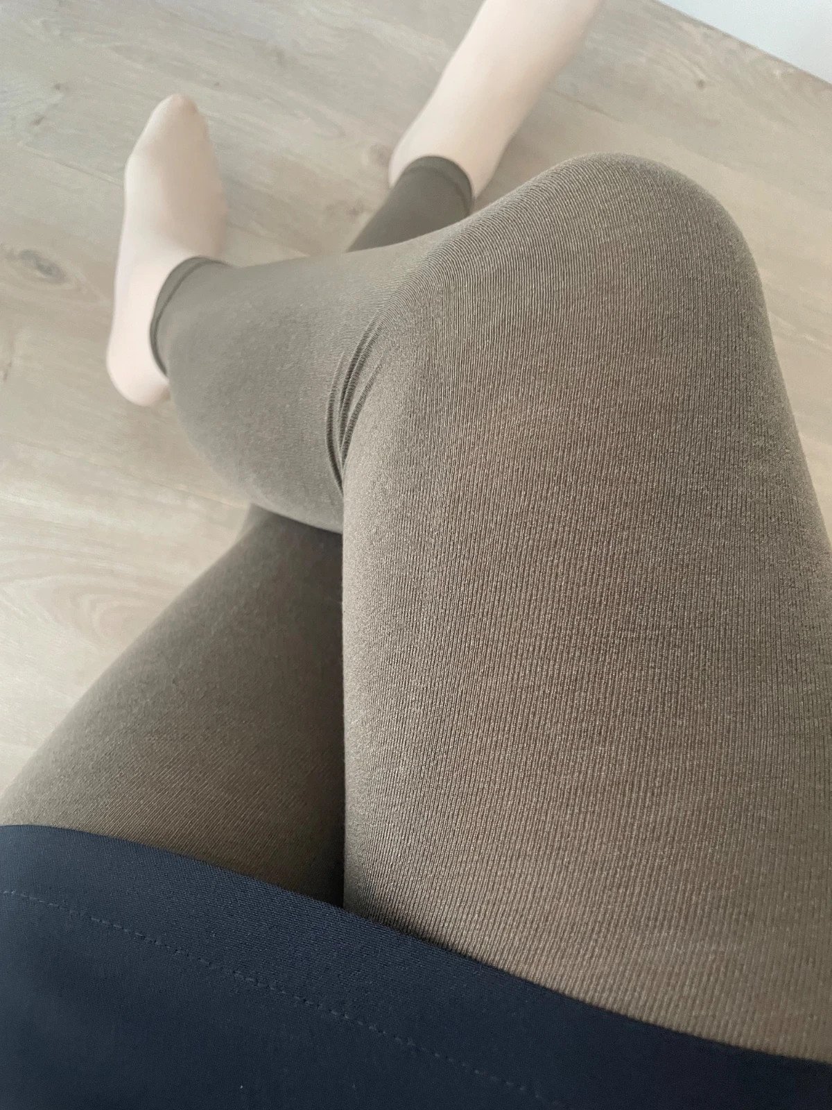 Smooth Khaki Velvet Leggings photo 3