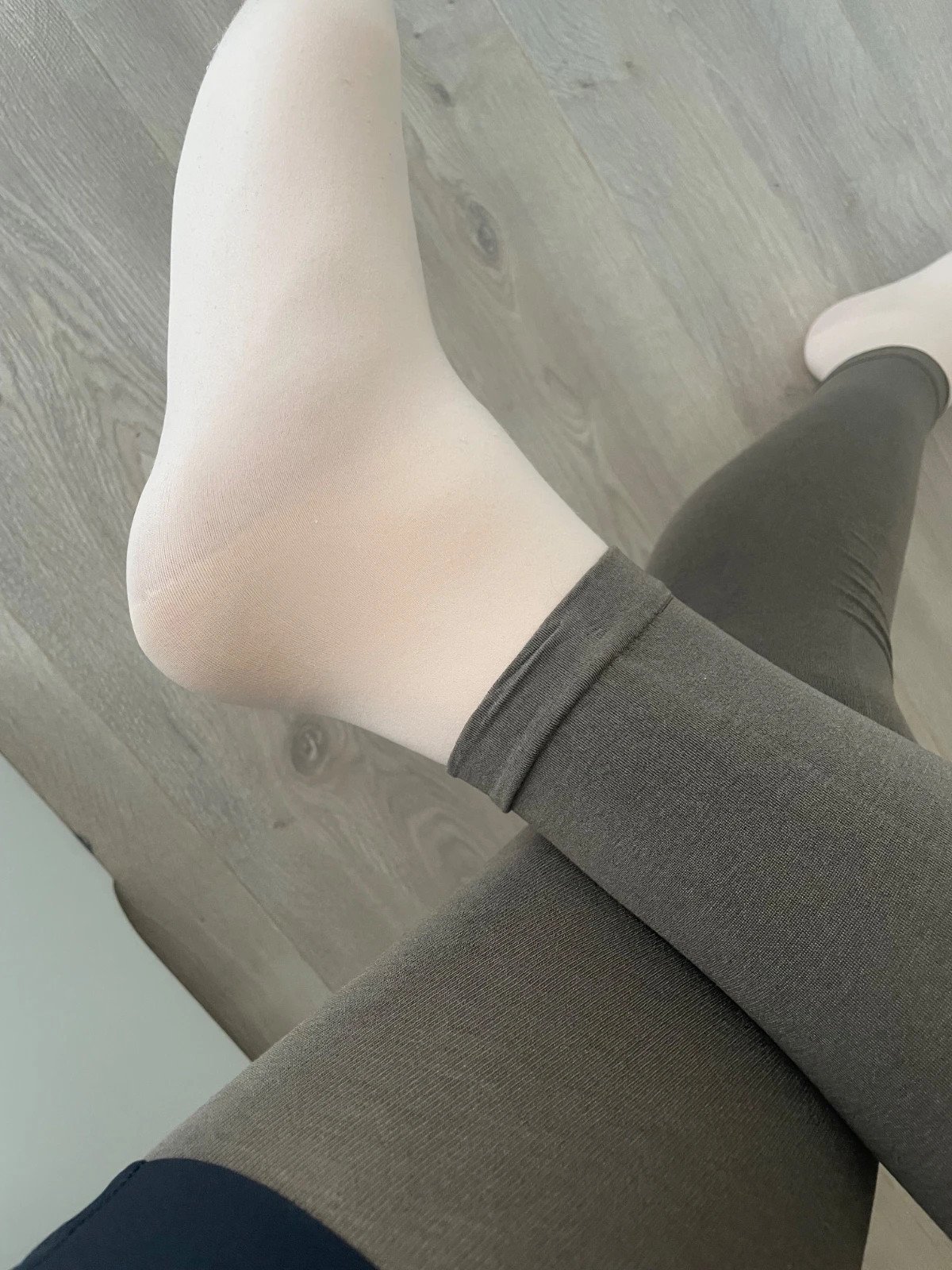 Smooth Khaki Velvet Leggings photo 6