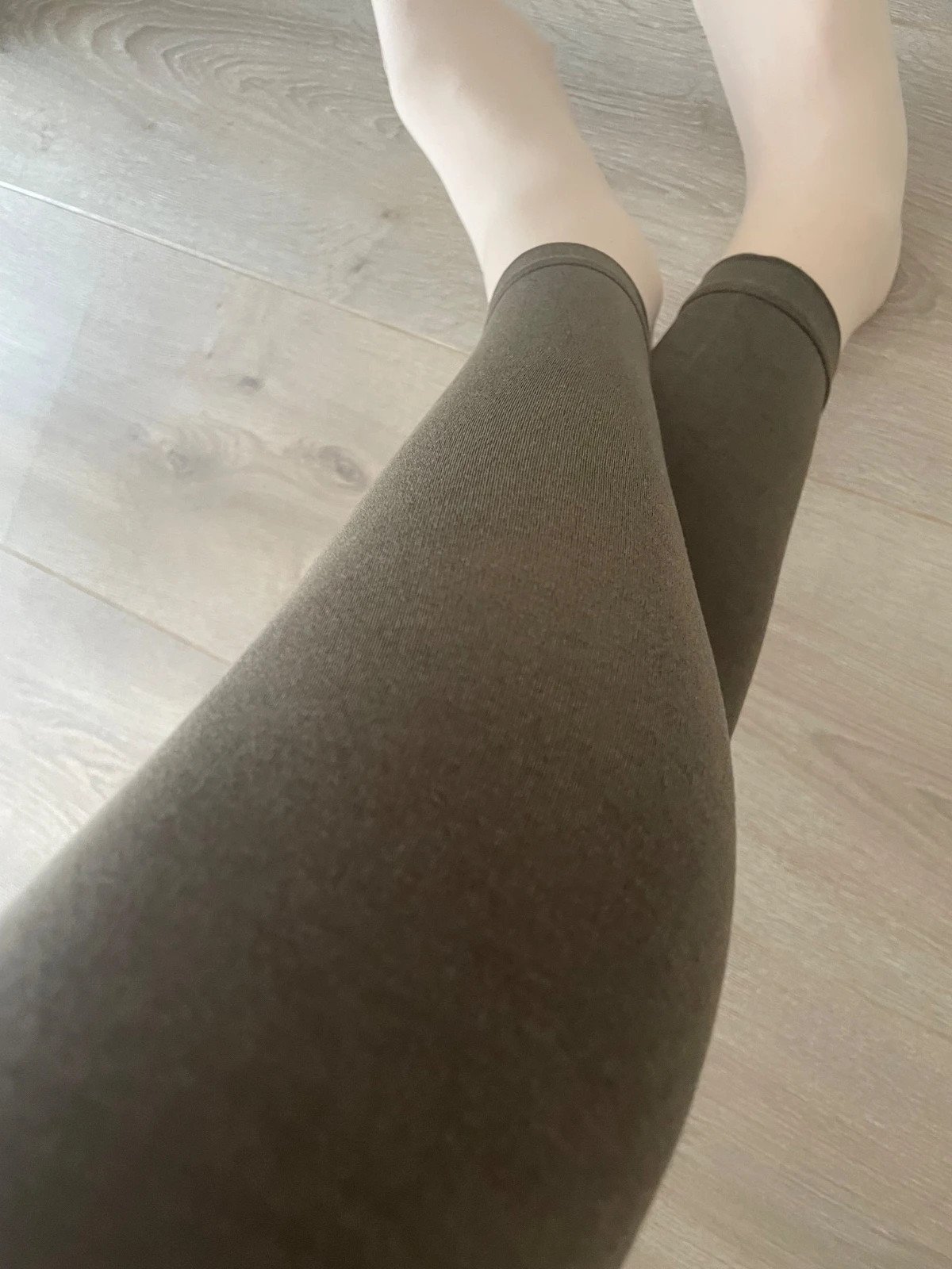 Smooth Khaki Velvet Leggings photo 8