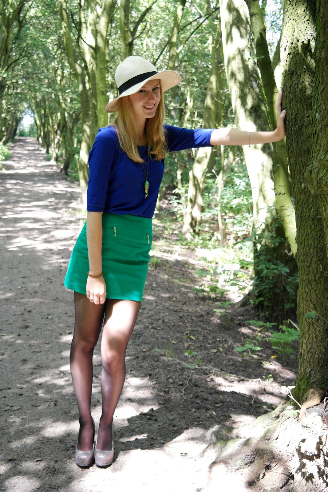 Black Pantyhose, Green Skirt and Blue Blouse worn by Saskia van Rij