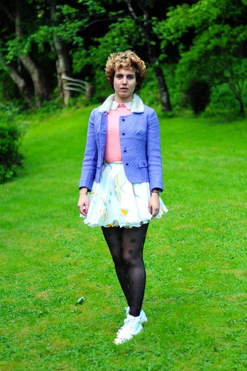Black tights with circular pattern, ruffled white skirt, pink shirt and purple jacket worn by Iben Bergstrøm