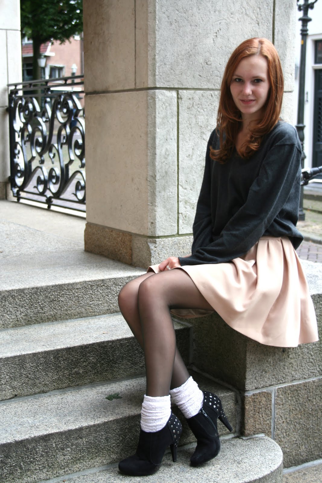 Black tights, white socks and pastel skirt worn by Saskia van Rij
