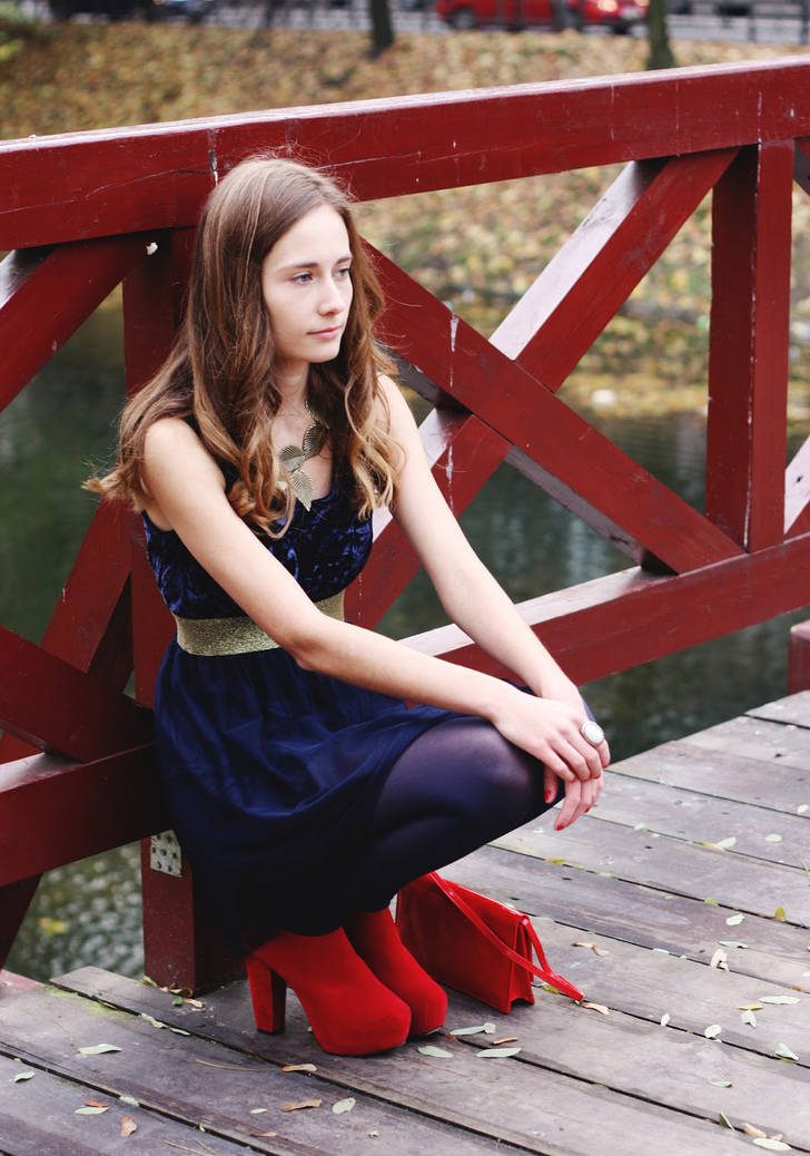 Blue velvet dress with blue tights and bright red heels + clutch worn by Wioletta