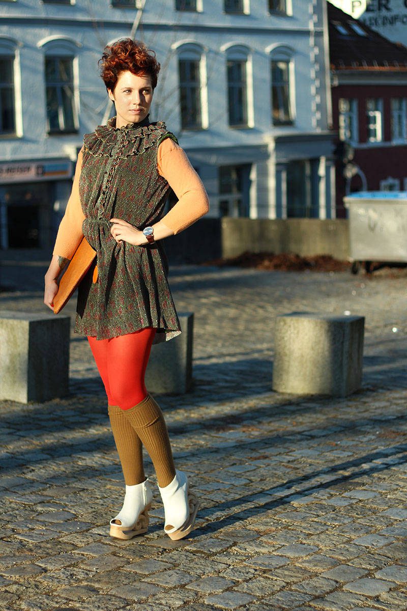 Olive green knee high socks over red pantyhose, vintage styled dress and white heels worn by Iben Bergstrøm