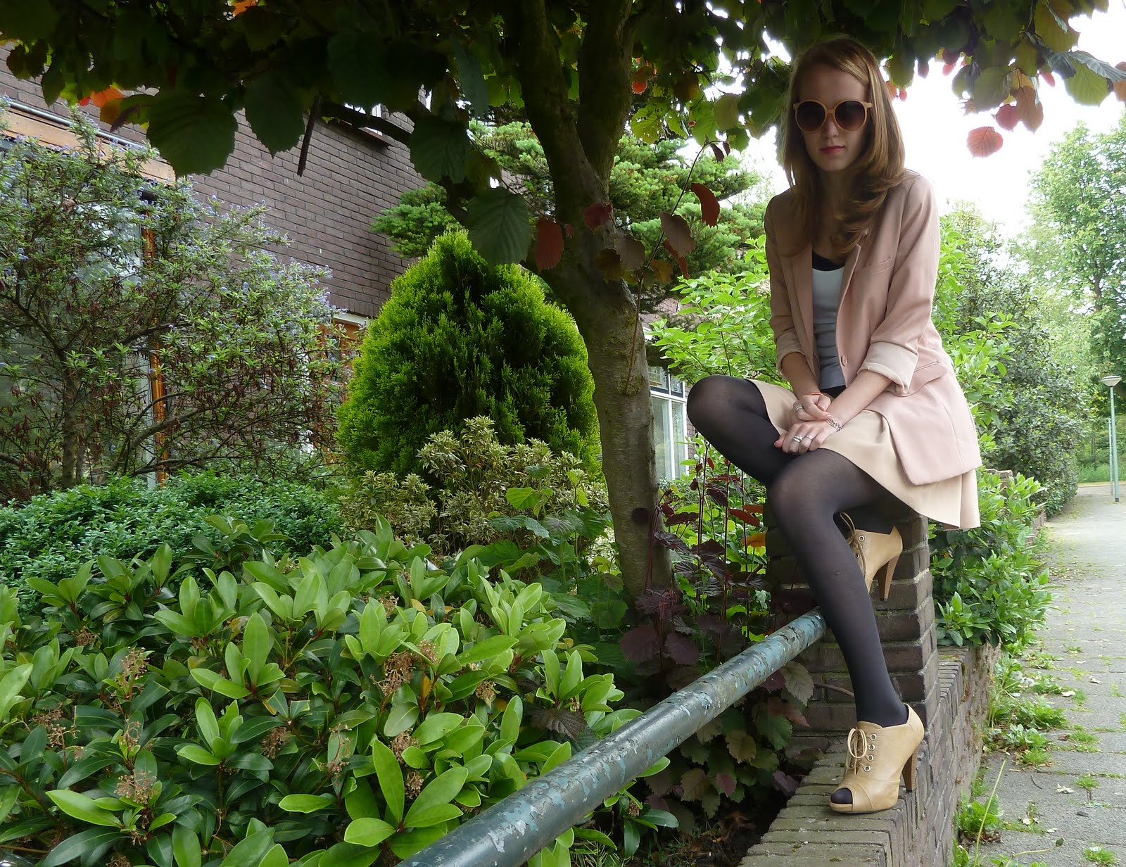 Dark grey tights and beige heels worn by Saskia van Rij