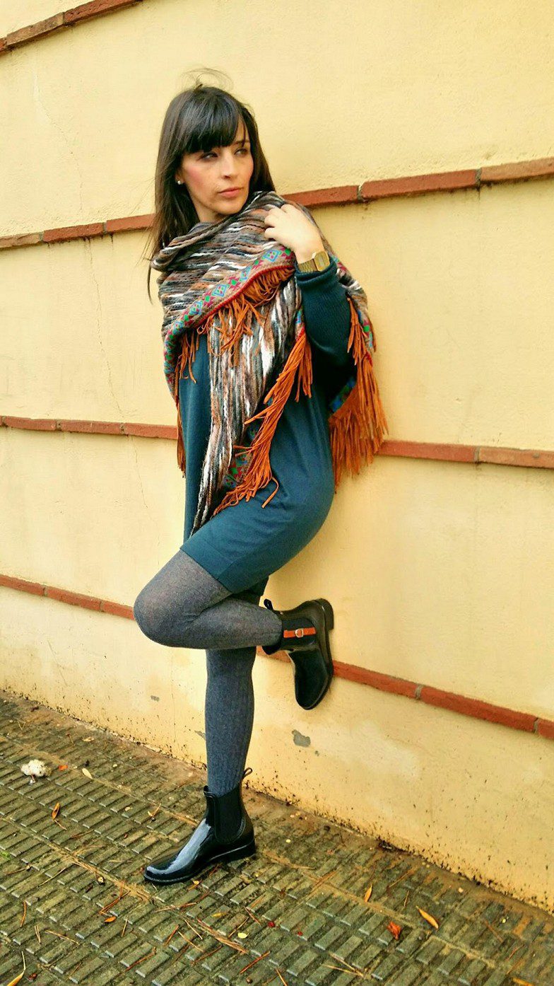 Grey ribbed wool tights and blue dress worn by Veronica