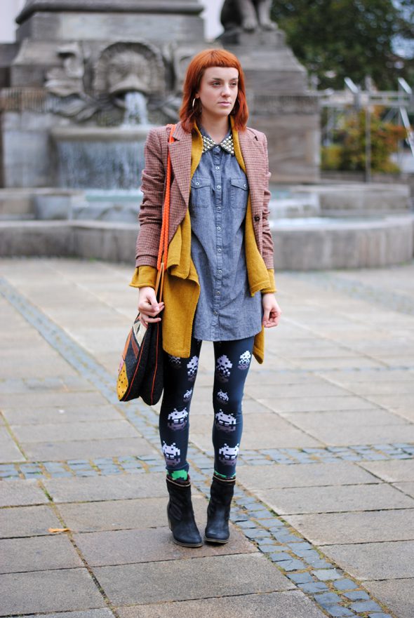 Black leggings with Space Invaders print, long denim shirt and beige jacket with yellow felt lining worn by Monika Krawczyk
