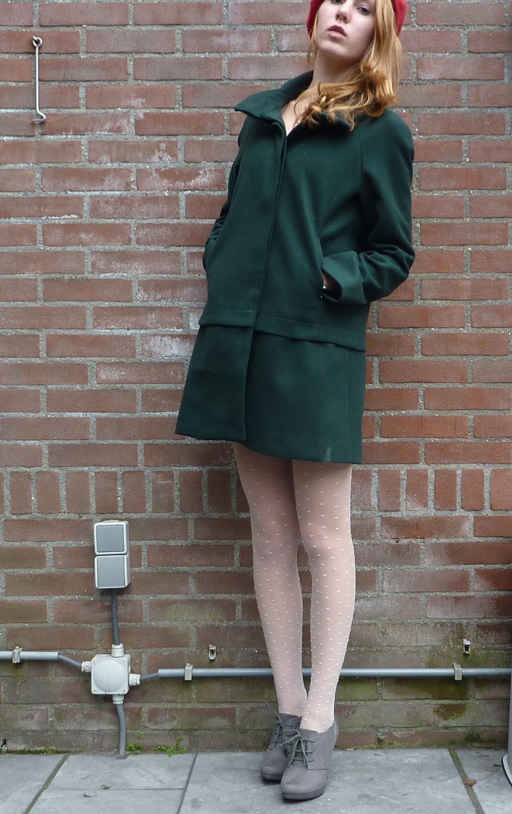 White dotted pantyhose and green jacket worn by Saskia van Rij