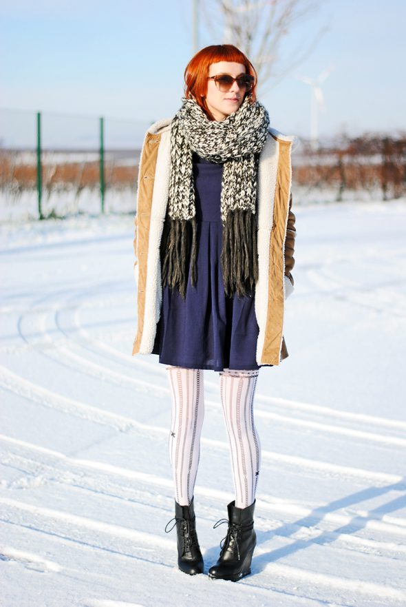 White tights with fake suspenders detail, navy blue dress, black boots and fur coat worn by Monika Krawczyk
