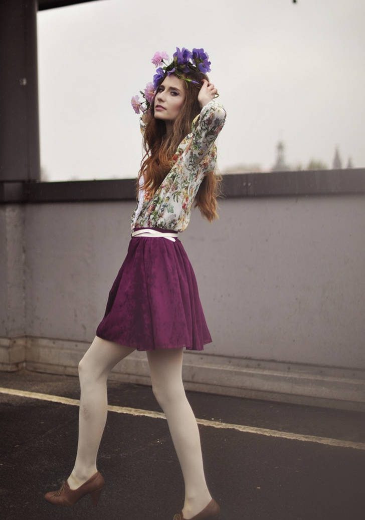 White opaque tights, dark pink skirt and flower print blouse worn by Wioletta