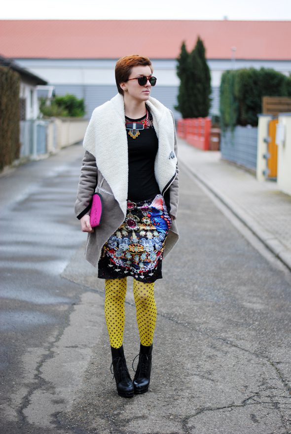 Yellow tights with black dot pattern, jeweled print dress and beige furry coat worn by Monika Krawczyk